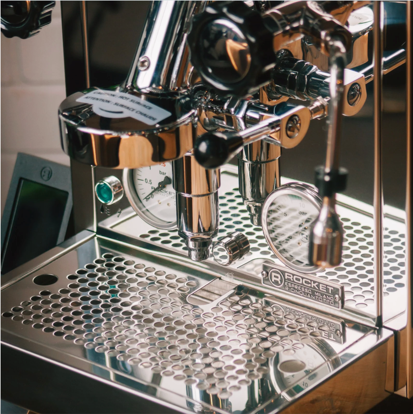 Rocket R Cinquantotto R58 espresso machine drip tray and grouphead detail – Italian craftsmanship for home baristas - 
Rocket R Cinquantotto R58 Espresso Machine – Drip Tray & Grouphead Detail.
Close-up of the Rocket R Cinquantotto R58 drip tray and grouphead, designed for professional barista performance at home.